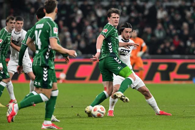 27 January 2026, Bremen: Bremen's Jens Stage (2nd R) and Hoffenheim's Leon Avdullahu battle for the ball during the German Bundesliga soccer match between Werder Bremen and TSG 1899 Hoffenheim at the Weserstadion. Photo: Carmen Jaspersen/dpa