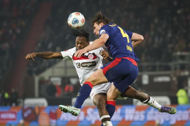 27 January 2026, Bremen: Leipzig's Willi Orban (R) and Pauli's Ricky Jade-Jones battle for the ball during the German Bundesliga soccer match between Werder Bremen and TSG 1899 Hoffenheim at the Weserstadion. Photo: Christian Charisius/dpa