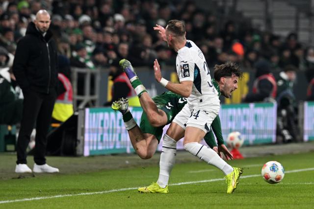 27 January 2026, Bremen: Bremen's Olivier Deman and Hoffenheim's Vladimir Coufal battle for the ball during the German Bundesliga soccer match between Werder Bremen and TSG 1899 Hoffenheim at the Weserstadion. Photo: Carmen Jaspersen/dpa