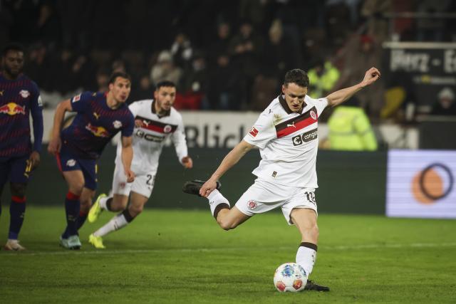 27 January 2026, Hamburg: Pauli's Martijn Kaars (R) scores his side's first goal during the German Bundesliga soccer match between FC St. Pauli and RB Leipzig at the Millerntor-Stadion. Photo: Christian Charisius/dpa - IMPORTANT NOTICE: DFL and DFB regulations prohibit any use of photographs as image sequences and/or quasi-video.
