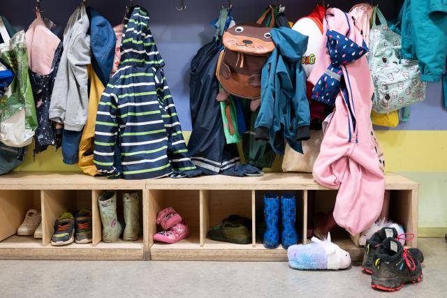 FILED - 25 September 2025, Saxony, Dresden: Jackets and shoes in a checkroom in a daycare center Photo: Sebastian Kahnert/dpa