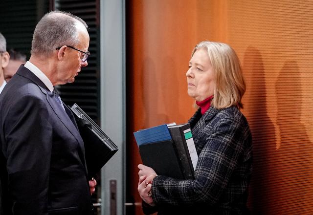 28 January 2026, Berlin: German Chancellor Friedrich Merz and Baerbel Bas Minister of Labor and Social Affairs and talk before the meeting of the Federal Cabinet in the Federal Chancellery. Photo: Kay Nietfeld/dpa