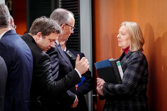 28 January 2026, Berlin: Lars Klingbeil (L), German Minister of Finance, Vice-Chancellor, pushes past German Chancellor Friedrich Merz and Baerbel Bas, German Minister of Labor and Social Affairs and SPD Party Chairman, before the meeting of the Federal Cabinet in the Federal Chancellery. Photo: Kay Nietfeld/dpa