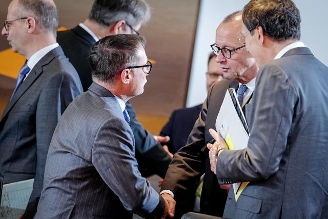 28 January 2026, Berlin: Joachim Nagel (L), President of the Deutsche Bundesbank, and Federal Chancellor Friedrich Merz take part in the meeting of the German Cabinet in the Federal Chancellery. Photo: Kay Nietfeld/dpa
