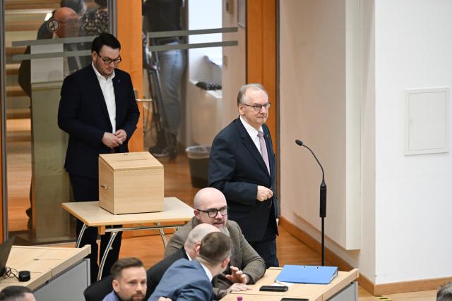 28 January 2026, Saxony-Anhalt, Magdeburg: Reiner Haseloff (C), Minister President of Saxony-Anhalt, walks after casting his vote for the election of a new Minister President in the Saxony-Anhalt state parliament. Photo: Hendrik Schmidt/dpa