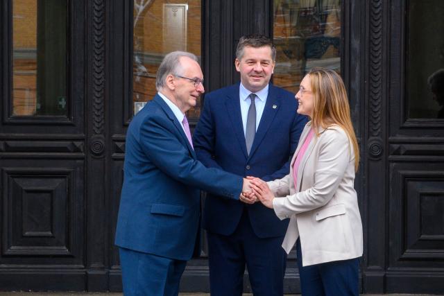 28 January 2026, Saxony-Anhalt, Magdeburg: Reiner Haseloff (L-R), former Minister President of Saxony-Anhalt, welcomes Sven Schulze, Minister President of Saxony-Anhalt, and his wife Kathleen Schulze in front of the State Chancellery. The state parliament of Saxony-Anhalt has elected CDU politician Sven Schulze as the new Minister President. The 46-year-old received the required majority in the first round of voting. Photo: Klaus-Dietmar Gabbert/dpa
