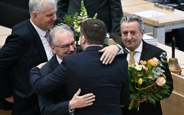28 January 2026, Saxony-Anhalt, Magdeburg: Reiner Haseloff (2-L), former Minister President of Saxony-Anhalt, congratulates Sven Schulze, Minister President of Saxony-Anhalt, on his election in the plenary chamber of the state parliament in Magdeburg, on the right in the picture Gunnar Schellenberger (CDU), President of the state parliament of Saxony-Anhalt. Photo: Hendrik Schmidt/dpa