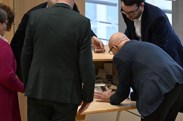 28 January 2026, Saxony-Anhalt, Magdeburg: The counting of the ballot papers after the election of a new Minister President begins in the plenary chamber of the Saxony-Anhalt state parliament. Photo: Hendrik Schmidt/dpa