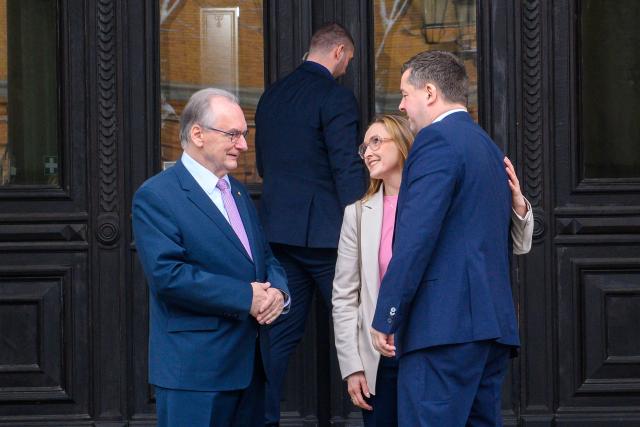 28 January 2026, Saxony-Anhalt, Magdeburg: Reiner Haseloff (L), former Minister President of Saxony-Anhalt welcomes Sven Schulze (R), Minister President of Saxony-Anhalt and his wife Kathleen Schulze (C) in front of the State Chancellery. The state parliament of Saxony-Anhalt has elected CDU politician Sven Schulze as the new Minister President. The 46-year-old received the required majority in the first round of voting. Photo: Klaus-Dietmar Gabbert/dpa