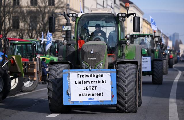 28 January 2026, Bavaria, Munich: Farmers demonstrate in Munich city center with tractors to draw attention to the persistently low milk prices. Rising costs for energy, feeding and operating resources are putting many farms under increasing pressure. Photo: Sven Hoppe/dpa