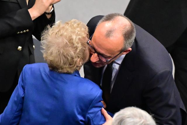 28 January 2026, Berlin: German Chancellor Friedrich Merz (CDU) kisses Holocaust survivor Tova Friedman after her speech at the GErman Parliament (Bundestag). The Bundestag commemorated the victims of National Socialism with a memorial service at the beginning of the day's sitting. Photo: Sebastian Gollnow/dpa