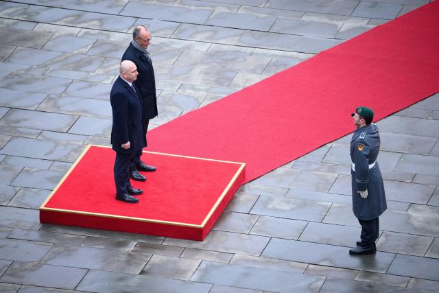 28 January 2026, Berlin: German Chancellor Friedrich Merz (R) welcomes Ilie Bolojan, Prime Minister of Romania, with military honors in front of the Federal Chancellery in Berlin. Photo: Bernd von Jutrczenka/dpa