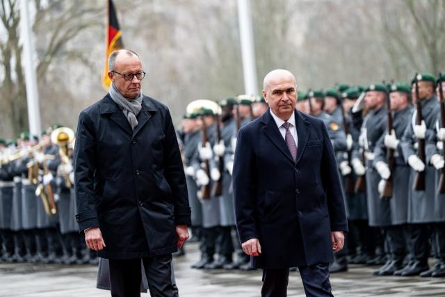 28 January 2026, Berlin: German Chancellor Friedrich Merz (L) welcomes Ilie Bolojan, Prime Minister of Romania, with military honors in front of the Federal Chancellery in Berlin. Photo: Fabian Sommer/dpa