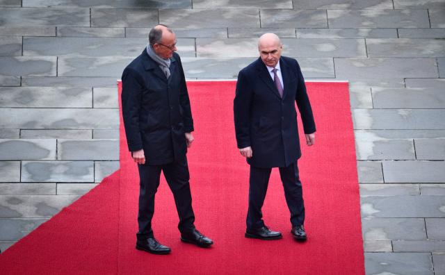 28 January 2026, Berlin: German Chancellor Friedrich Merz (L) welcomes Ilie Bolojan, Prime Minister of Romania, with military honors in front of the Federal Chancellery in Berlin. Photo: Bernd von Jutrczenka/dpa
