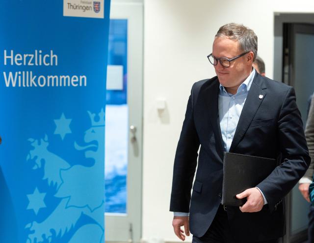 28 January 2026, Thuringia, Erfurt: Minister President of Thuringia Mario Voigt arrives to make a statement at the Thuringian State Chancellery. According to his statements, the Technical University of Chemnitz has revoked Thuringia's Minister President Voigt's doctoral degree. Photo: Michael Reichel/dpa