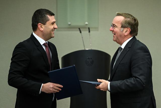 28 January 2026, Berlin: German Minister of Defense Boris Pistorius (R) and his Romanian counterpart Radu-Dinel Miruta exchange documents after signing an arms cooperation agreement. Photo: Britta Pedersen/dpa