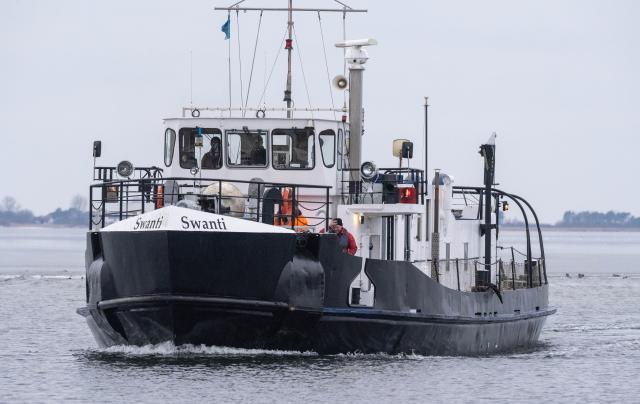 28 January 2026, Mecklenburg-Western Pomerania, Schaprode: The icebreaker "Swanti" sails on the Bodden between the islands of Hiddensee and Ruegen. Because the ferry "Vitte" has suffered ice damage, passengers must transfer to the icebreaker "Swanti". Photo: Stefan Sauer/dpa