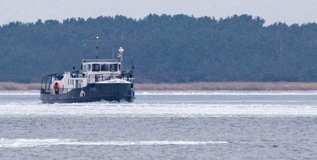 28 January 2026, Mecklenburg-Western Pomerania, Schaprode: The icebreaker "Swanti" sails on the Bodden between the islands of Hiddensee and Ruegen. Because the ferry "Vitte" has suffered ice damage, passengers must transfer to the icebreaker "Swanti". Photo: Stefan Sauer/dpa