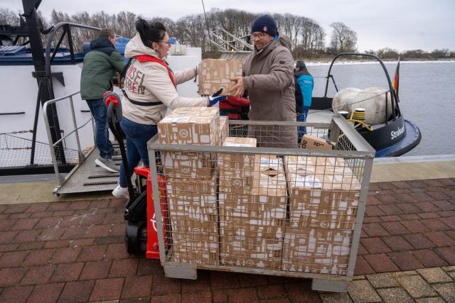 28 January 2026, Mecklenburg-Western Pomerania, Schaprode: Cargo is loaded onto the icebreaker "Swanti" at the port of Schaprode on the island of Ruegen. Because the ferry "Vitte" has suffered ice damage, passengers must transfer to the icebreaker "Swanti". Photo: Stefan Sauer/dpa