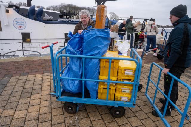 28 January 2026, Mecklenburg-Western Pomerania, Schaprode: Cargo is loaded onto the icebreaker "Swanti" at the port of Schaprode on the island of Ruegen. Because the ferry "Vitte" has suffered ice damage, passengers must transfer to the icebreaker "Swanti". Photo: Stefan Sauer/dpa