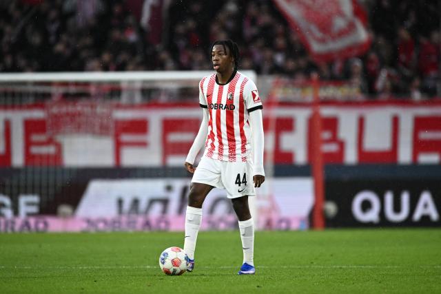 FILED - 10 January 2026, Baden-Wuerttemberg, Freiburg im Breisgau: Freiburg's Johan Manzambi in action during the German Bundesliga soccer match between SC Freiburg and Hamburger SV at Europa-Park Stadium. Photo: Silas Stein/dpa - WICHTIGER HINWEIS: Gemäß den Vorgaben der DFL Deutsche Fußball Liga bzw. des DFB Deutscher Fußball-Bund ist es untersagt, in dem Stadion und/oder vom Spiel angefertigte Fotoaufnahmen in Form von Sequenzbildern und/oder videoähnlichen Fotostrecken zu verwerten bzw. verwerten zu lassen.