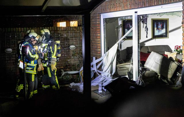28 January 2026, North Rhine-Westphalia, Bochum: Emergency services stand next to debris after an explosion. One person was critically injured in the severe explosion. Photo: Justin Brosch/dpa - ACHTUNG: Nur zur redaktionellen Verwendung im Zusammenhang mit der aktuellen Berichterstattung und nur im vollen Format