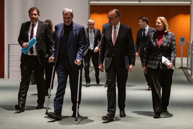 28 January 2026, Berlin: (L-R) German Minister of Finance Lars Klingbeil, Minister-President of Bavaria Markus Soeder, German Chancellor Friedrich Merz and Minister of Labor and Social Affairs Baerbel Bas arrive at a press conference on the coalition committee at the Chancellery. Photo: Fabian Sommer/dpa