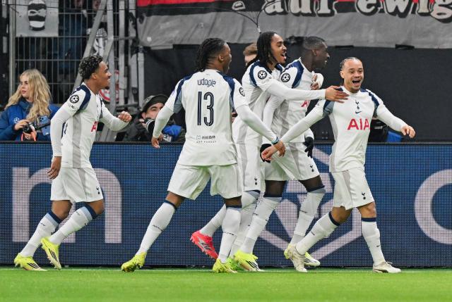 28 January 2026, Hesse, Frankfurt/Main: Tottenham Hotspur's Xavi Simons (R) celebrates scoring his side's first goal with teammates during the UEFA Champions League soccer match between Eintracht Frankfurt and Tottenham Hotspur at Deutsche Bank Park. Photo: Uwe Anspach/dpa