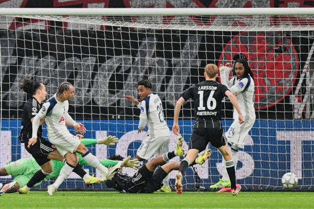 28 January 2026, Hesse, Frankfurt/Main: Tottenham Hotspur's Xavi Simons (2nd L) scores his side's first goal during the UEFA Champions League soccer match between Eintracht Frankfurt and Tottenham Hotspur at Deutsche Bank Park. Photo: Uwe Anspach/dpa