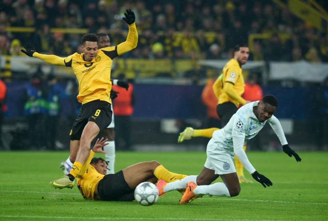 28 January 2026, North Rhine-Westphalia, Dortmund: Borussia Dortmund's Felix Nmecha (L) and Filippo Mane (C) battle for the ball with Inter Milan's Ange-Yoan Bonny during the UEFA Champions League soccer match between Borussia Dortmund and Inter Milan at Signal Iduna Park. Photo: Bernd Thissen/dpa