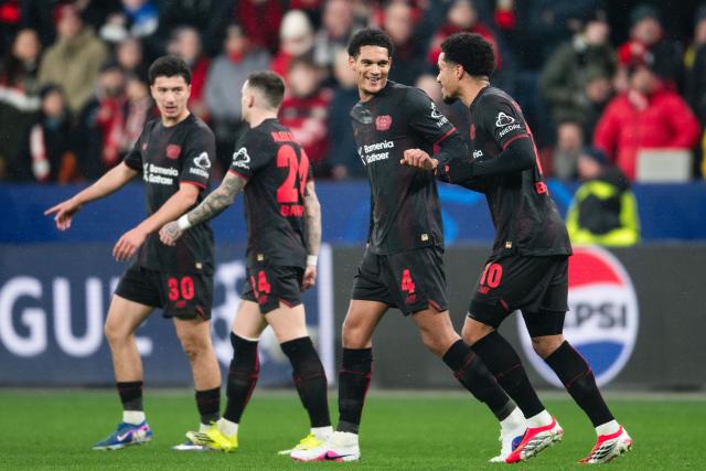 28 January 2026, North Rhine-Westphalia, Leverkusen: Bayer Leverkusen's Malik Tillman (R) celebrate scoring his side's first goal with teammate Jarell Quansah (2nd R) during the UEFA Champions League soccer match between Bayer Leverkusen and Villarreal CF at BayArena. Photo: Marius Becker/dpa