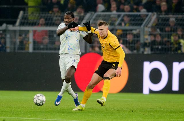 28 January 2026, North Rhine-Westphalia, Dortmund: Borussia Dortmund's Nico Schlotterbeck (R) and Inter Milan's Marcus Thuram battle for the ball during the UEFA Champions League soccer match between Borussia Dortmund and Inter Milan at Signal Iduna Park. Photo: Bernd Thissen/dpa