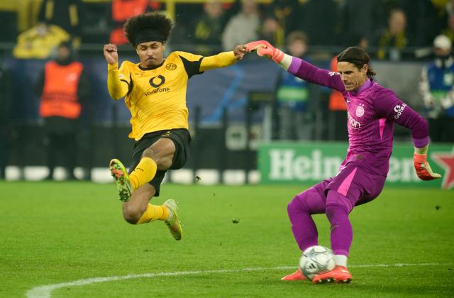 28 January 2026, North Rhine-Westphalia, Dortmund: Borussia Dortmund's Karim Adeyemi (L) and Inter Milan goalkeeper Yann Sommer battle for the ball during the UEFA Champions League soccer match between Borussia Dortmund and Inter Milan at Signal Iduna Park. Photo: Bernd Thissen/dpa