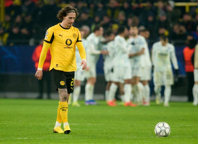 28 January 2026, North Rhine-Westphalia, Dortmund: Borussia Dortmund's Fabio Silva looks dejected as Inter Milan players celebrate their side's first goal during the UEFA Champions League soccer match between Borussia Dortmund and Inter Milan at Signal Iduna Park. Photo: Bernd Thissen/dpa