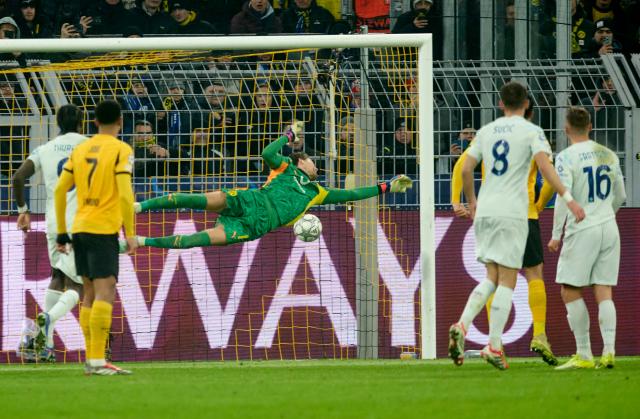 28 January 2026, North Rhine-Westphalia, Dortmund: Borussia Dortmund goalkeeper Gregor Kobel fails to prevent Inter Milan's first goal during the UEFA Champions League soccer match between Borussia Dortmund and Inter Milan at Signal Iduna Park. Photo: Bernd Thissen/dpa