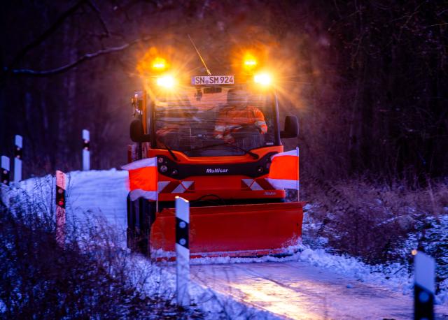 29 January 2026, Mecklenburg-Western Pomerania, Renzow: A special vehicle with a snow shovel clears a footpath and cycle path in the morning. With temperatures around zero degrees, the weather situation in northern Germany eases and road and rail traffic is hardly affected. Photo: Jens Büttner/dpa