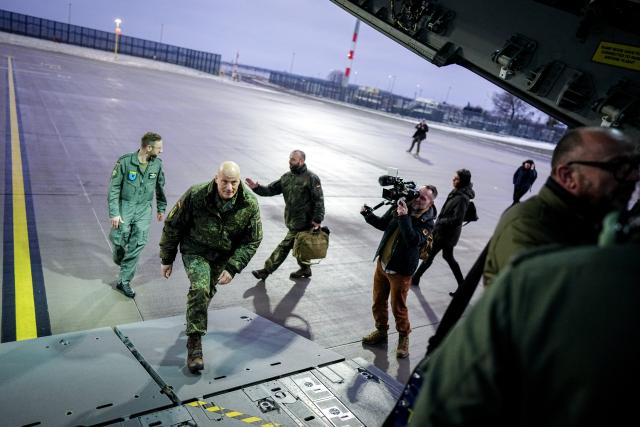 29 January 2026, Brandenburg, Schönefeld: Ingo Gerhartz, the NATO commander responsible for the defense of Central Europe and head of the maneuver, enters the cargo hold of the Airbus A400M of the German Air Force before the flight to Rota in Spain. NATO is moving ships from the Spanish base in Rota to Germany as part of the "Steadfast Dart 26" maneuver. Photo: Kay Nietfeld/dpa