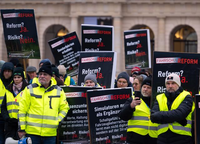 29 January 2026, Brandenburg, Potsdam: Driving instructors protest in front of the state parliament against the Federal Ministry of Transport's reform plans for driving license training. The demonstration is taking place under the slogan "Reform? YES! Risk? No!". Photo: Soeren Stache/dpa