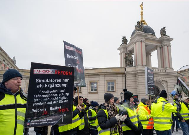 29 January 2026, Brandenburg, Potsdam: Driving instructors protest in front of the state parliament against the Federal Ministry of Transport's reform plans for driving license training. The demonstration is taking place under the slogan "Reform? YES! Risk? No!". Photo: Soeren Stache/dpa