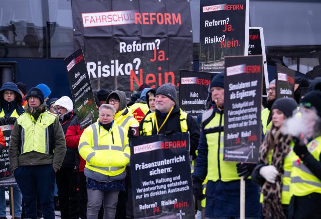 29 January 2026, Brandenburg, Potsdam: Driving instructors protest in front of the state parliament against the Federal Ministry of Transport's reform plans for driving license training. The demonstration is taking place under the slogan "Reform? YES! Risk? No!". Photo: Soeren Stache/dpa