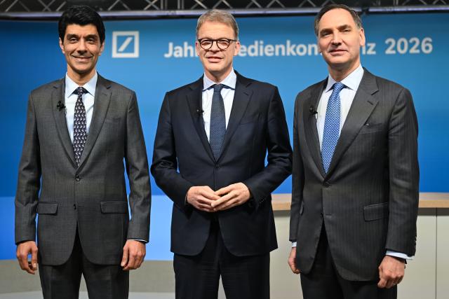 29 January 2026, Hesse, Frankfurt/M.: Raja Akram (L-R), Chief Financial Officer-designate of Deutsche Bank AG, Christian Sewing, Chairman of the Management Board of Deutsche Bank and James von Moltke, Chief Financial Officer of Deutsche Bank AG, stand together at Deutsche Bank's headquarters at the start of the annual press conference. Photo: Florian Wiegand/dpa