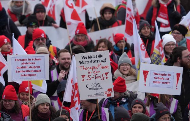 29 January 2026, Hamburg: Public sector employees demonstrate during a warning strike. The Education and Science Union (GEW) has called for a nationwide "Education Strike Day". Photo: Marcus Brandt/dpa