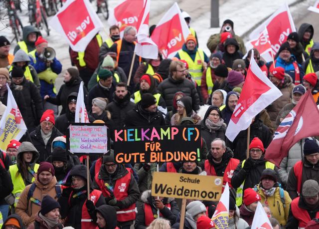 29 January 2026, Hamburg: Public sector employees demonstrate during a warning strike. The Education and Science Union (GEW) has called for a nationwide "Education Strike Day". Photo: Marcus Brandt/dpa