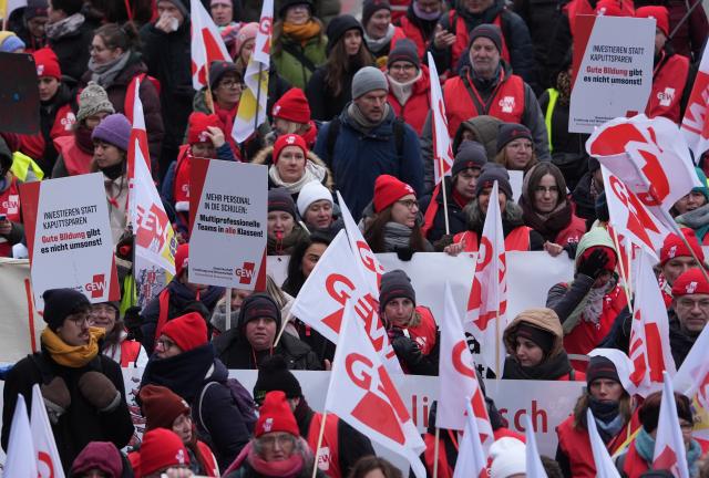 29 January 2026, Hamburg: Public sector employees demonstrate during a warning strike. The Education and Science Union (GEW) has called for a nationwide "Education Strike Day". Photo: Marcus Brandt/dpa