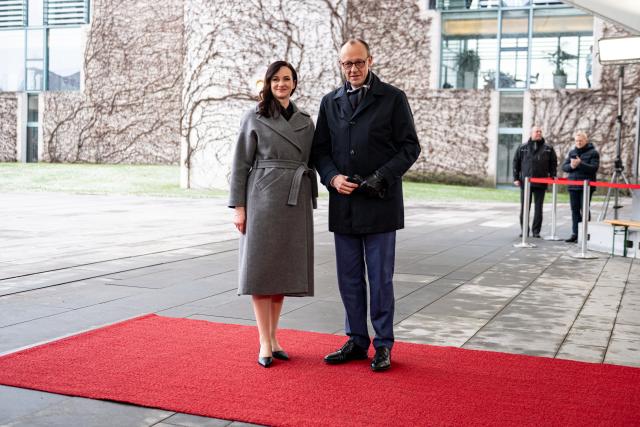 29 January 2026, Berlin: German Chancellor Friedrich Merz welcomes Inga Ruginiene, Prime Minister of Lithuania, with military honors in front of the Federal Chancellery. Photo: Britta Pedersen/dpa