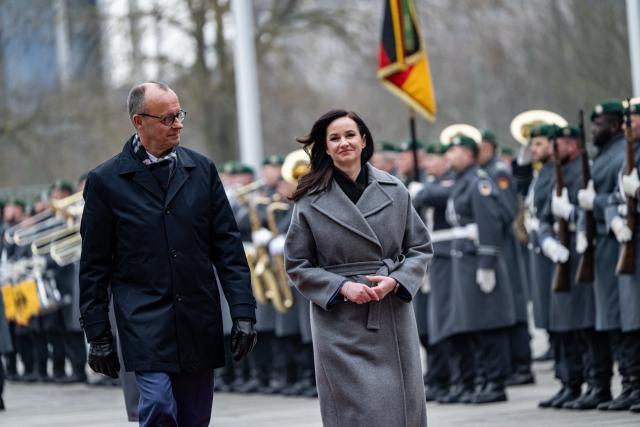 29 January 2026, Berlin: German Chancellor Friedrich Merz welcomes Inga Ruginiene, Prime Minister of Lithuania, with military honors in front of the German Chancellery in Berlin. Photo: Fabian Sommer/dpa