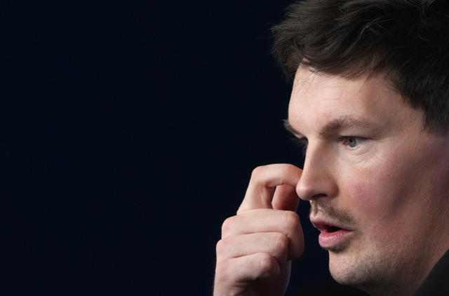 29 January 2026, Hamburg: Hamburger SV coach Merlin Polzin reacts during the team's press conference ahead of the German Bundesliga soccer match against Bayern Munich. Photo: Marcus Brandt/dpa