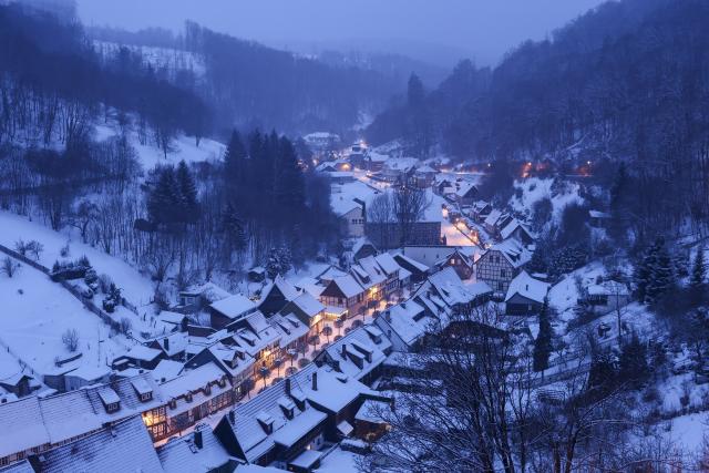 29 January 2026, Saxony-Anhalt, Stolberg/Harz: Snow lies on the roofs of a town in the southern Harz region. According to the German Weather Service, temperatures will remain just below freezing in the coming days. Photo: Jan Woitas/dpa