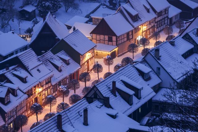 29 January 2026, Saxony-Anhalt, Stolberg/Harz: Snow lies on the roofs of a town in the southern Harz region. According to the German Weather Service, temperatures will remain just below freezing in the coming days. Photo: Jan Woitas/dpa