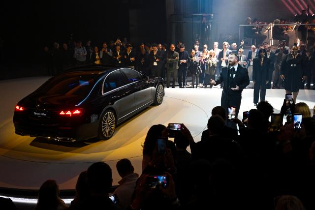 29 January 2026, Baden-Württemberg, Stuttgart: Singer Sam Smith (C) performs during the presentation of Mercedes-Benz new S-Class in Stuttgart. Photo: Marijan Murat/dpa